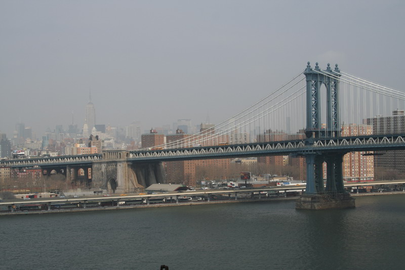 Manhattan Bridge, nalevo v oparu Empire State Building