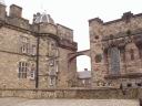 Edinburgh - budova, ve kter jsou korunovan klenoty (nalevo) a vlen pamtnk (napravo)