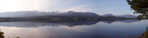 Jezero Loch Morlich v Cairngorm Mountains