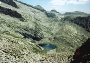 Jezrko Estany de Liosars pesn na jih od vrcholu Pic d'Aneto (3404m)