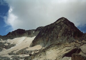 Pico d'Aneto z jin strany (snad by tam nkde uprosted mohl bt i vrchol, ale vzhledem k prudkmu svahu se sp domnvm, e je stejn schovn za skalami, kter jsou vidt)